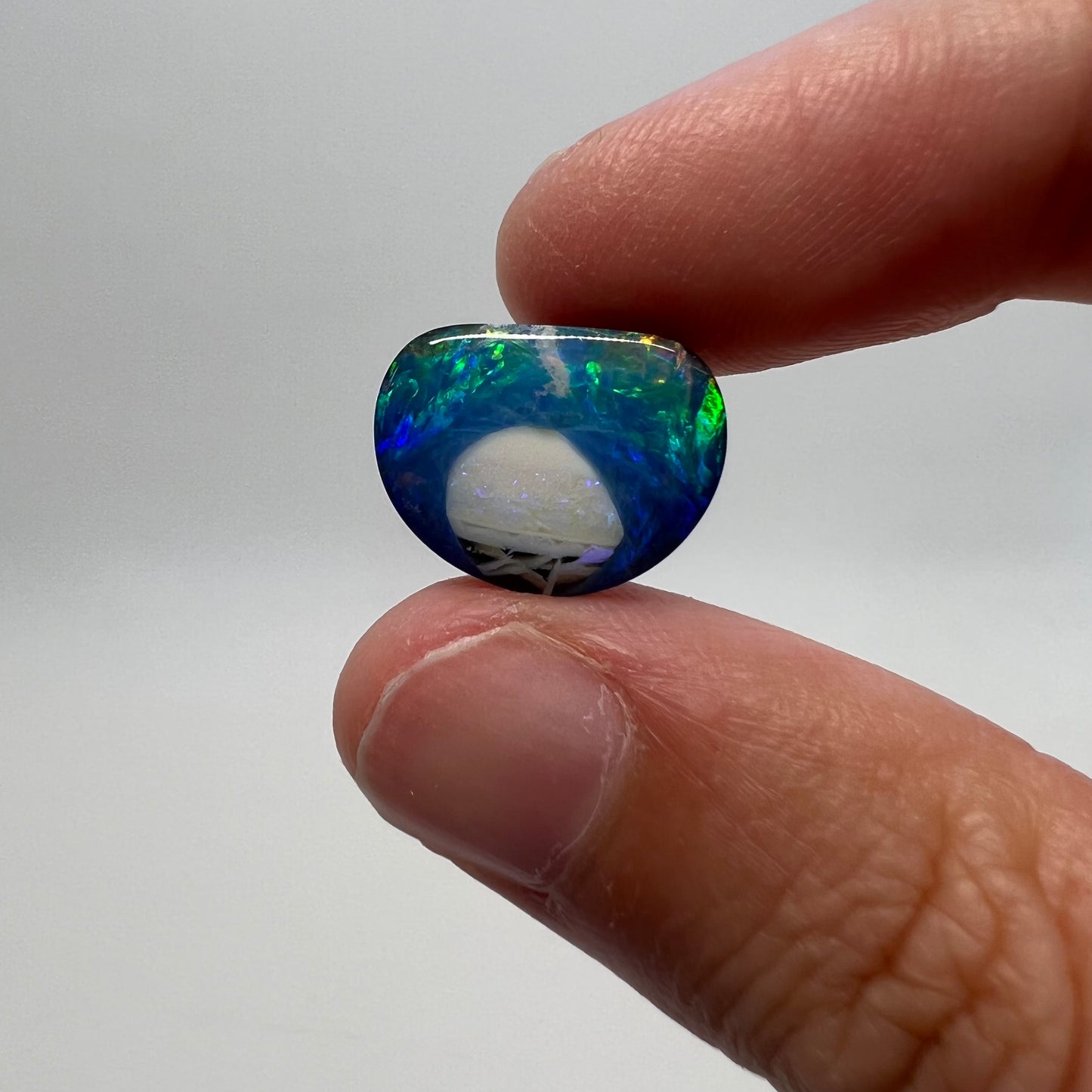 6.92 Ct picture stone boulder opal